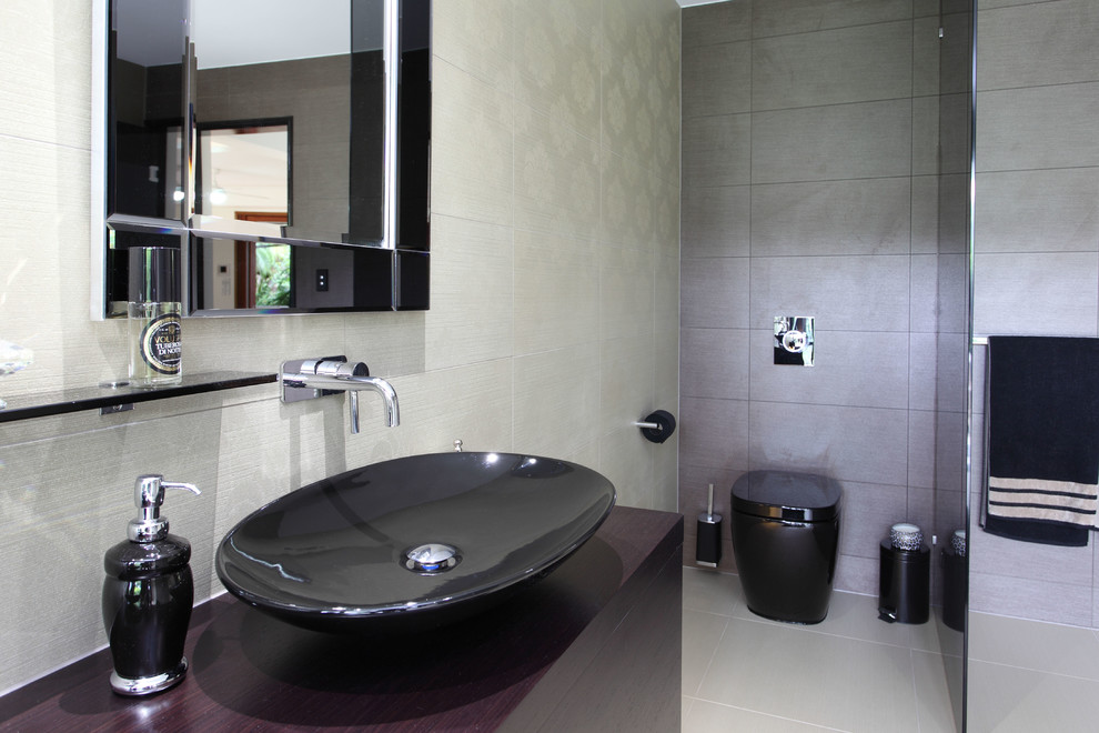 Exempel på ett stort modernt svart svart en-suite badrum, med möbel-liknande, svarta skåp, en öppen dusch, en toalettstol med hel cisternkåpa, klinkergolv i porslin, ett fristående handfat, träbänkskiva och med dusch som är öppen