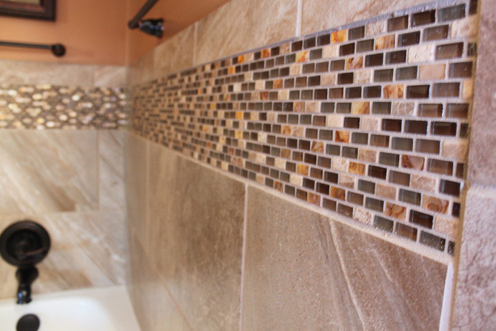 Foto di una stanza da bagno minimal con lavabo integrato, top in onice, vasca ad angolo, WC monopezzo, piastrelle blu, piastrelle di vetro e pareti arancioni