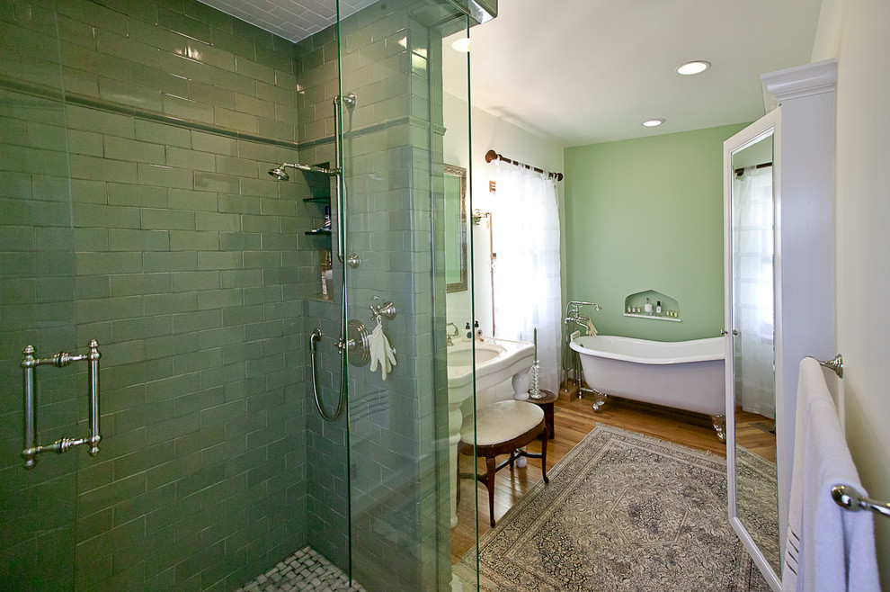 Klassisches Badezimmer En Suite mit Zementfliesen, hellem Holzboden, Löwenfuß-Badewanne und grüner Wandfarbe in Denver