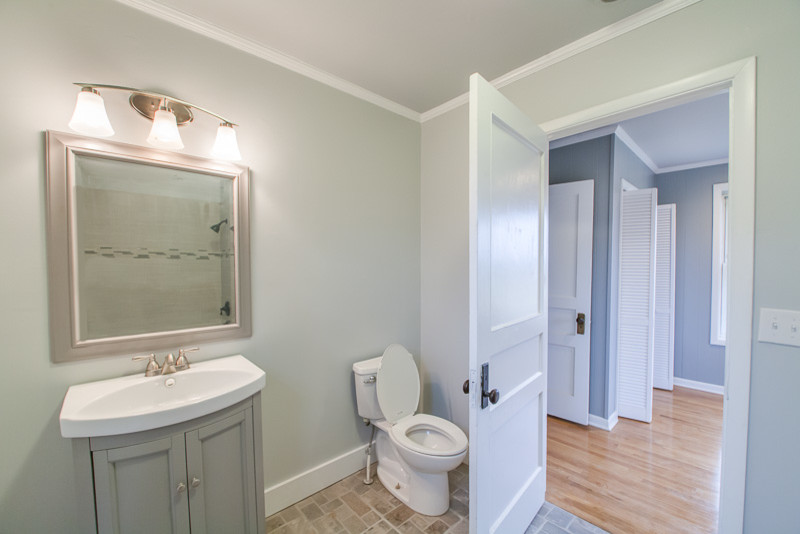 Immagine di una stanza da bagno per bambini minimal di medie dimensioni con consolle stile comò, ante grigie, piastrelle beige e piastrelle in ceramica
