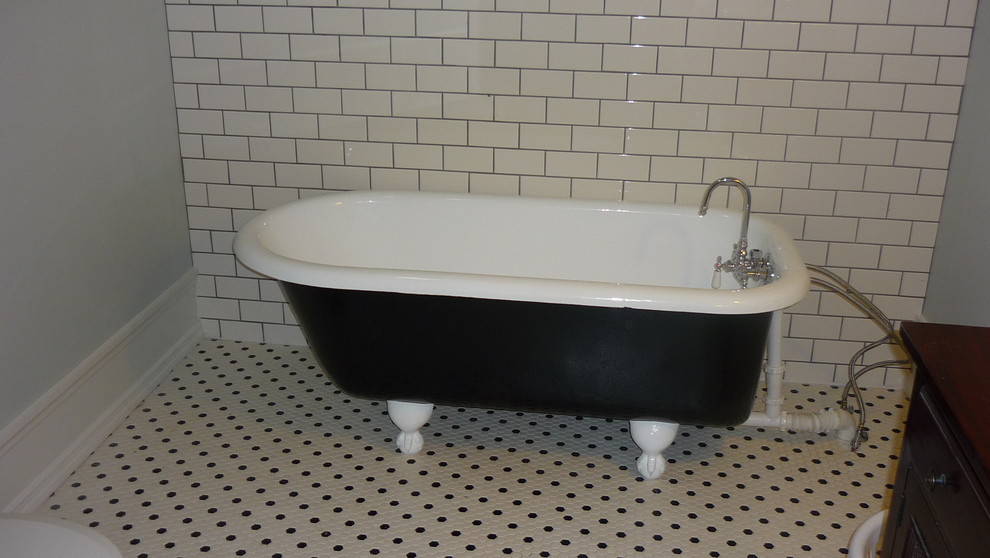 Immagine di una stanza da bagno minimalista con consolle stile comò, ante in legno bruno, vasca con piedi a zampa di leone, piastrelle bianche, pavimento con piastrelle a mosaico e lavabo da incasso