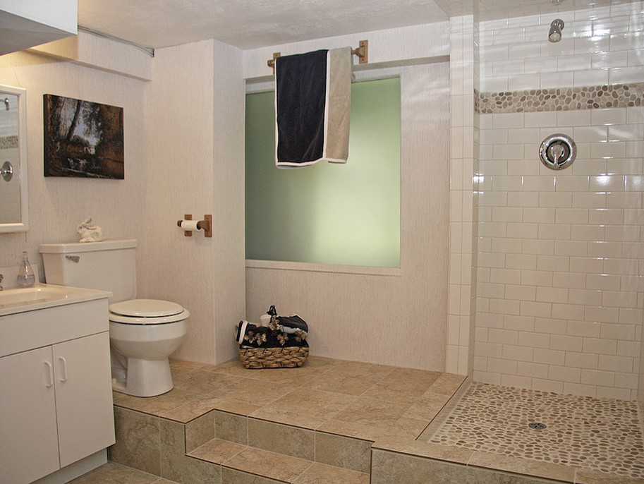 Пример оригинального дизайна: ванная комната среднего размера в современном стиле с плоскими фасадами, белыми фасадами, угловым душем, унитазом-моноблоком, бежевой плиткой, галечной плиткой, бежевыми стенами, полом из керамической плитки, душевой кабиной, консольной раковиной и столешницей из искусственного камня