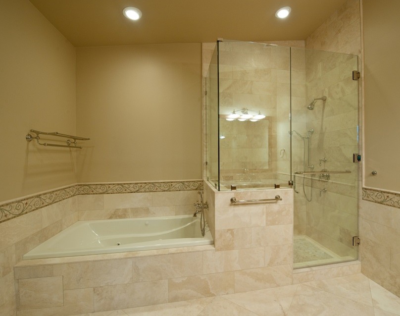 Inredning av ett modernt mellanstort badrum med dusch, med ett platsbyggt badkar, en hörndusch, beige kakel, stenkakel, beige väggar och travertin golv
