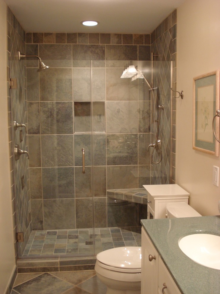 Foto di una stanza da bagno tropicale di medie dimensioni con ante con bugna sagomata, ante bianche, doccia alcova, piastrelle grigie, piastrelle in pietra, pareti beige, pavimento in travertino e lavabo sottopiano