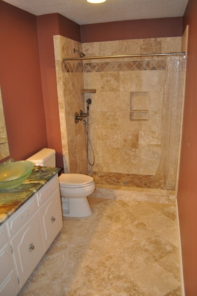 Mittelgroßes Duschbad mit profilierten Schrankfronten, weißen Schränken, Duschnische, beigen Fliesen, Steinfliesen, roter Wandfarbe, Keramikboden und Aufsatzwaschbecken in Chicago