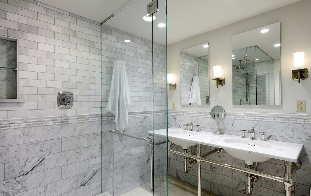 На фото: ванная комната среднего размера в стиле неоклассика (современная классика) с угловым душем, серой плиткой, керамической плиткой, бежевыми стенами, врезной раковиной и столешницей из кварцита с