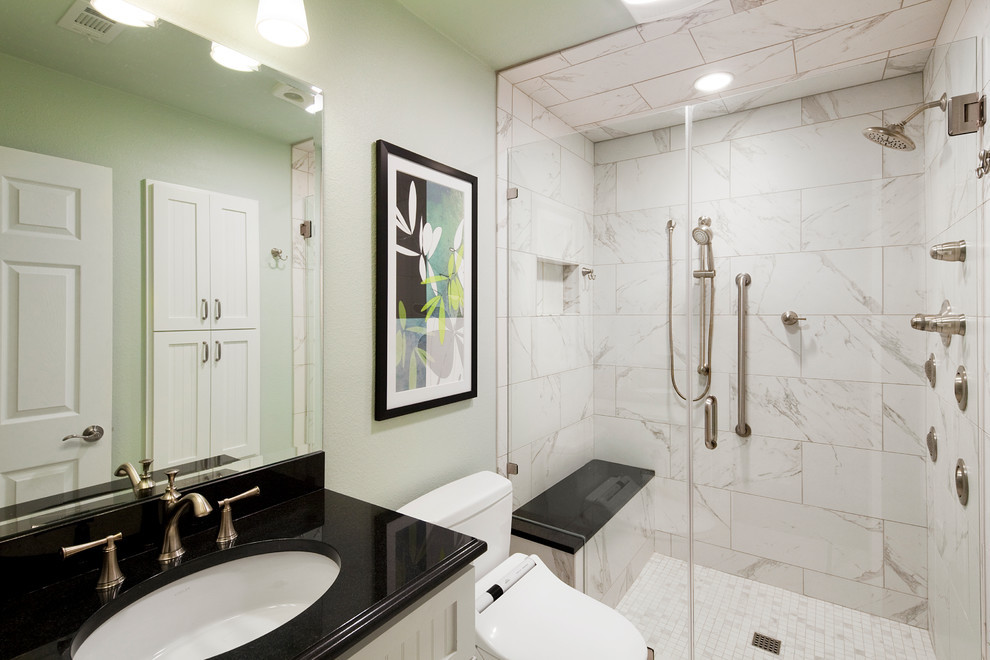 Modelo de cuarto de baño principal exótico de tamaño medio con puertas de armario blancas, baldosas y/o azulejos blancos, paredes verdes, suelo con mosaicos de baldosas, lavabo bajoencimera, ducha empotrada, baldosas y/o azulejos de porcelana y encimera de granito
