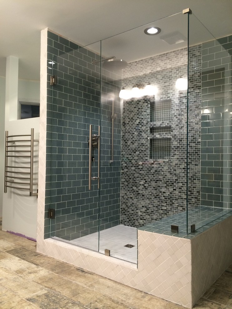 Источник вдохновения для домашнего уюта: главная ванная комната среднего размера в морском стиле с угловым душем, синей плиткой, плиткой кабанчик и полом из известняка