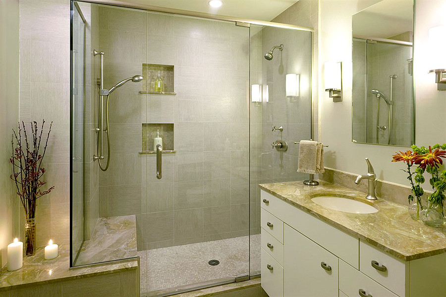 Idee per una stanza da bagno con doccia tropicale di medie dimensioni con ante lisce, ante bianche, piastrelle grigie, piastrelle in ceramica, top in quarzite, doccia alcova, pareti bianche e lavabo sottopiano