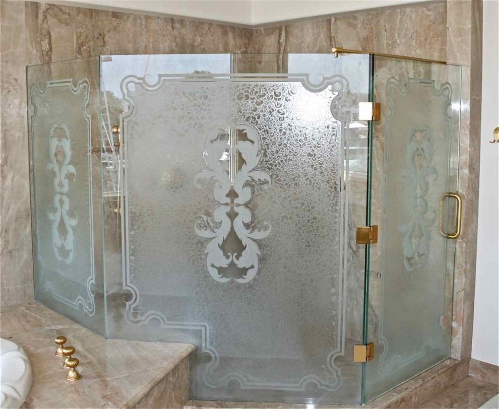 Mittelgroßes Klassisches Badezimmer En Suite mit Einbaubadewanne, Eckdusche, beigen Fliesen, beiger Wandfarbe, Porzellanfliesen und Porzellan-Bodenfliesen in Chicago