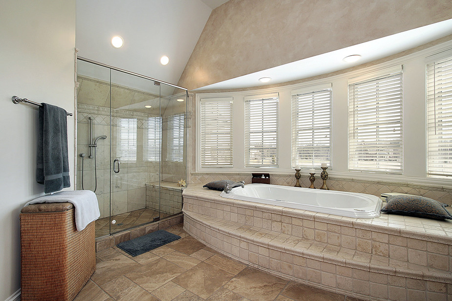 Ejemplo de cuarto de baño principal mediterráneo de tamaño medio con bañera encastrada, ducha empotrada, baldosas y/o azulejos beige, baldosas y/o azulejos de cerámica, paredes beige y suelo de travertino