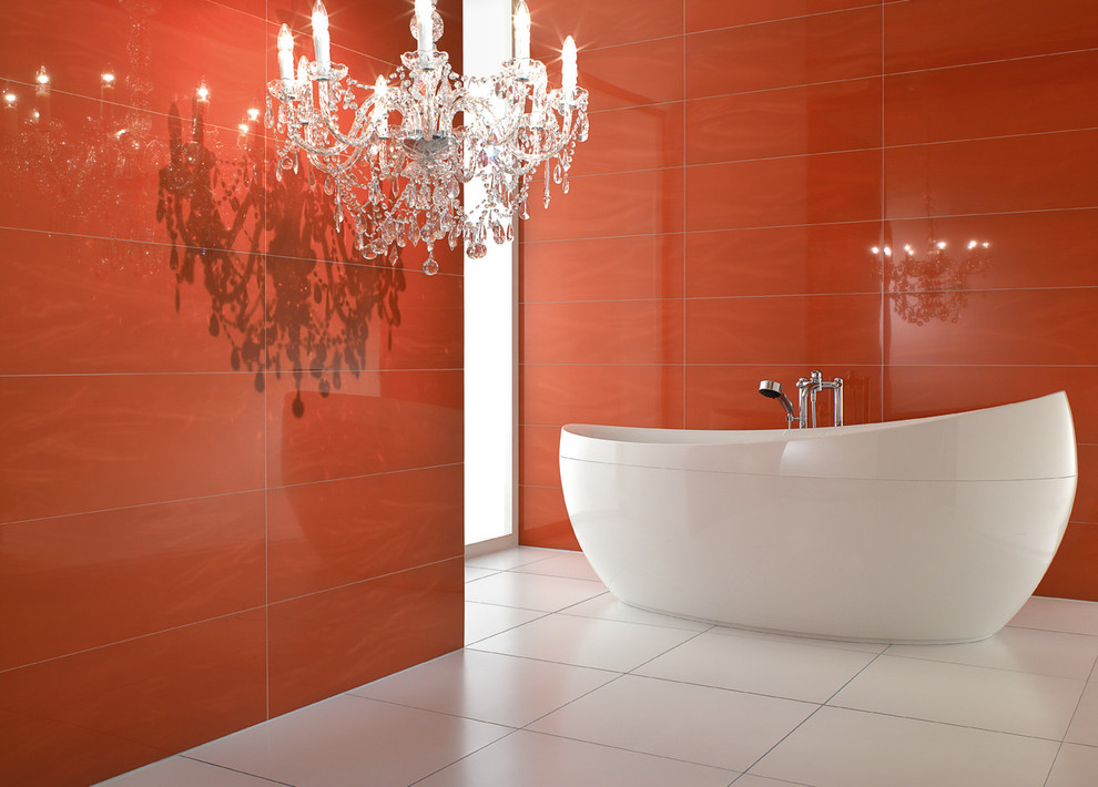 На фото: огромная главная ванная комната в современном стиле с отдельно стоящей ванной, белой плиткой, оранжевой плиткой, керамогранитной плиткой, оранжевыми стенами и полом из керамогранита с