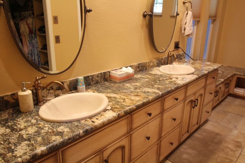 Foto di una stanza da bagno minimal con top in granito