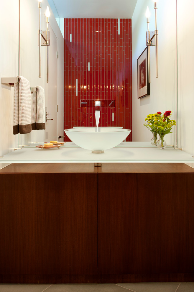 Foto di una stanza da bagno contemporanea di medie dimensioni con ante lisce, ante in legno bruno, piastrelle rosse, piastrelle in ceramica, pareti bianche, pavimento in cementine, lavabo a bacinella e top in vetro