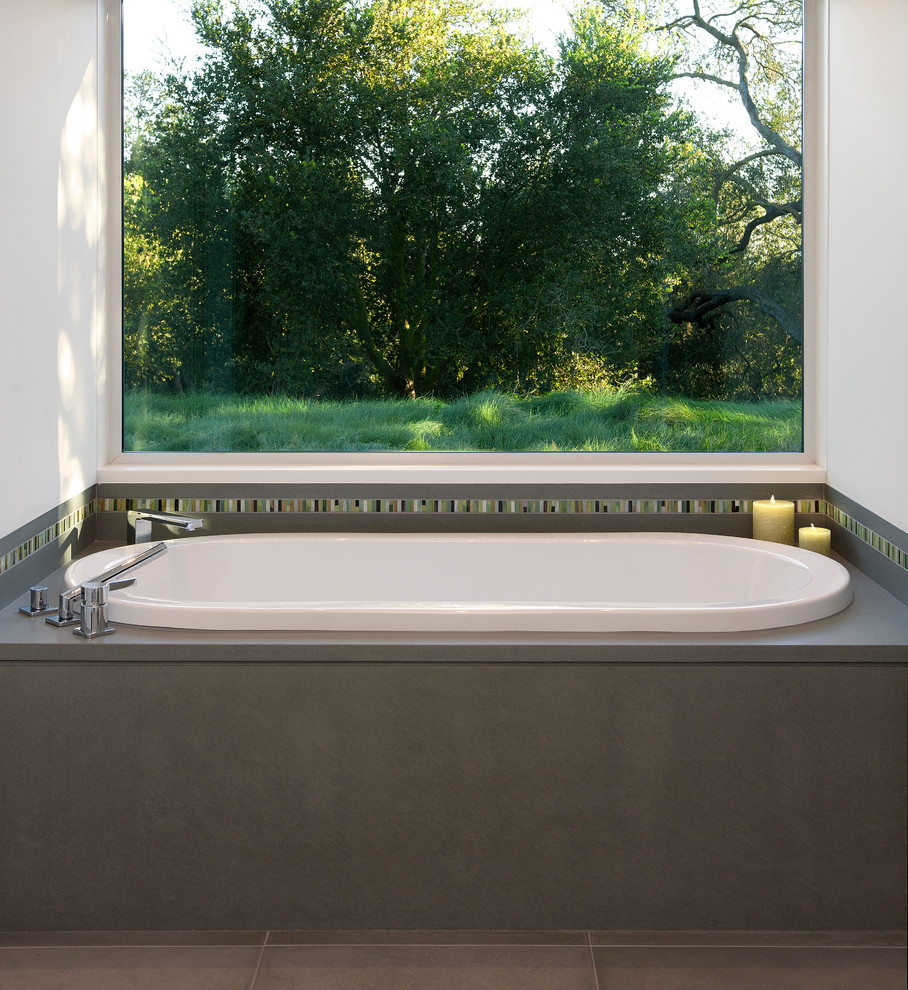 На фото: ванная комната среднего размера в современном стиле с накладной ванной, белыми стенами, полом из цементной плитки, серой плиткой и плиткой из листового камня с