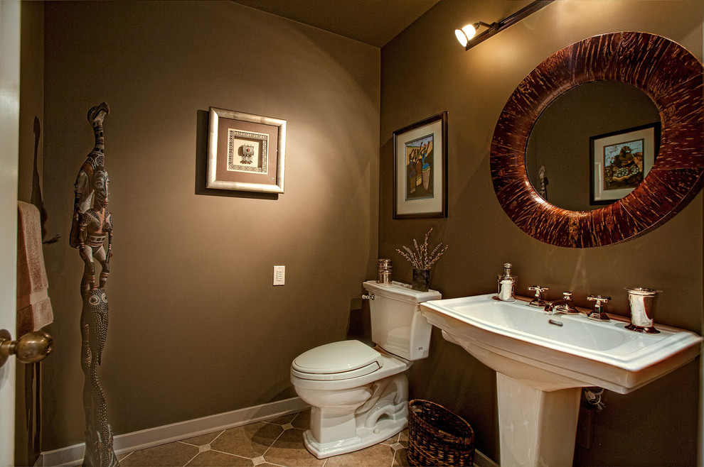 シアトルにあるエクレクティックスタイルのおしゃれな浴室 (ペデスタルシンク、分離型トイレ、ベージュのタイル、磁器タイル、茶色い壁、磁器タイルの床) の写真