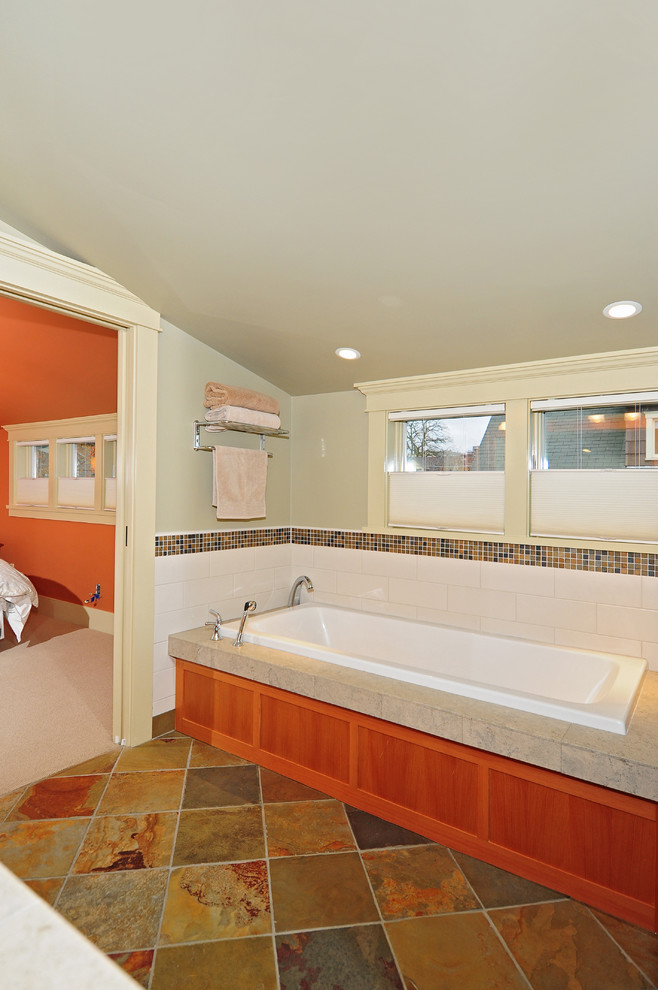 Foto på ett amerikanskt en-suite badrum, med ett nedsänkt handfat, skåp i shakerstil, skåp i mellenmörkt trä, kaklad bänkskiva, ett platsbyggt badkar, en dusch i en alkov, en toalettstol med separat cisternkåpa, flerfärgad kakel, grå väggar och skiffergolv