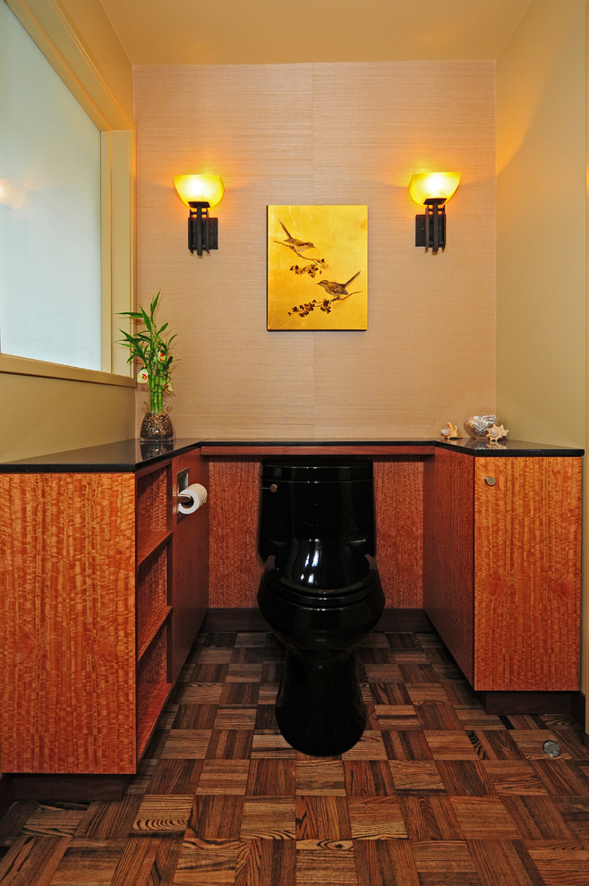 シアトルにあるアジアンスタイルのおしゃれなマスターバスルーム (ベッセル式洗面器、オープンシェルフ、中間色木目調キャビネット、御影石の洗面台、分離型トイレ、ベージュの壁、濃色無垢フローリング) の写真