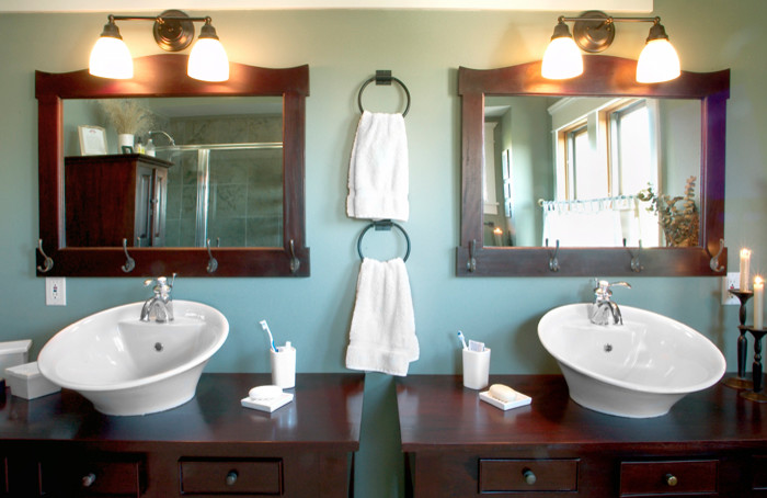 Foto på ett amerikanskt en-suite badrum, med ett fristående handfat, möbel-liknande, skåp i mörkt trä, träbänkskiva, ett badkar med tassar, en dusch i en alkov, en toalettstol med separat cisternkåpa, flerfärgad kakel, stenkakel, gröna väggar och skiffergolv