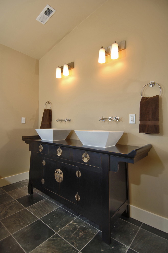 Immagine di una stanza da bagno padronale etnica con lavabo a bacinella, piastrelle multicolore, piastrelle in pietra, pareti beige e pavimento in ardesia