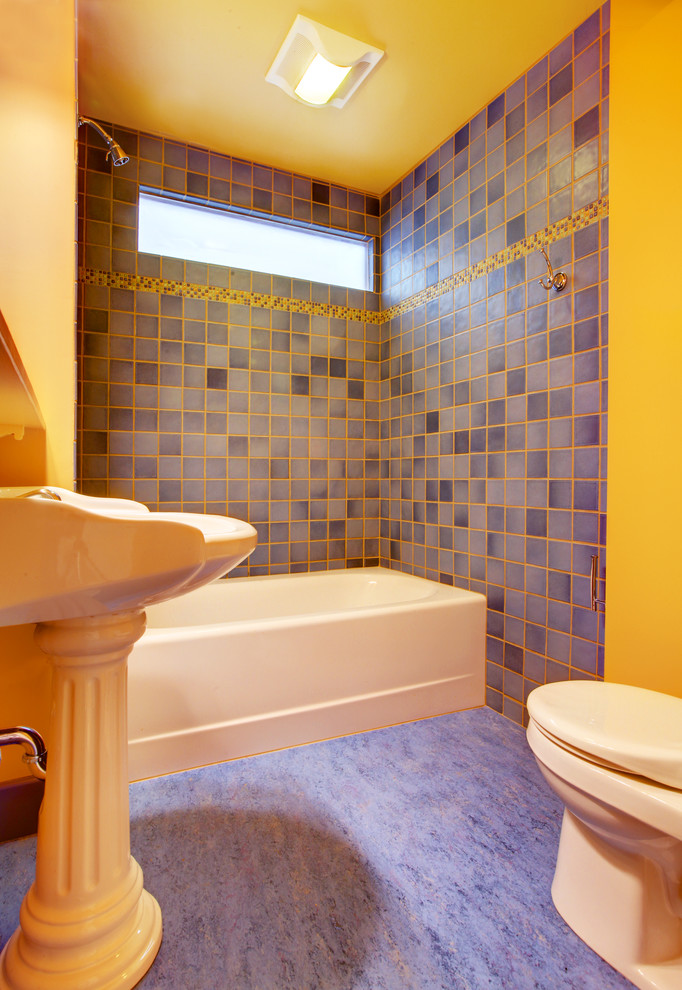 Idee per una stanza da bagno per bambini stile americano con lavabo a colonna, vasca ad alcova, vasca/doccia, WC a due pezzi, piastrelle blu, piastrelle in ceramica, pareti gialle e pavimento in linoleum