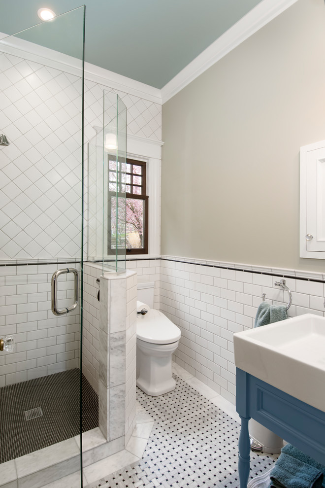 Inredning av ett amerikanskt litet badrum med dusch, med grå skåp, en hörndusch, en toalettstol med hel cisternkåpa, vit kakel, keramikplattor, grå väggar, marmorgolv, ett fristående handfat, vitt golv, dusch med gångjärnsdörr och öppna hyllor