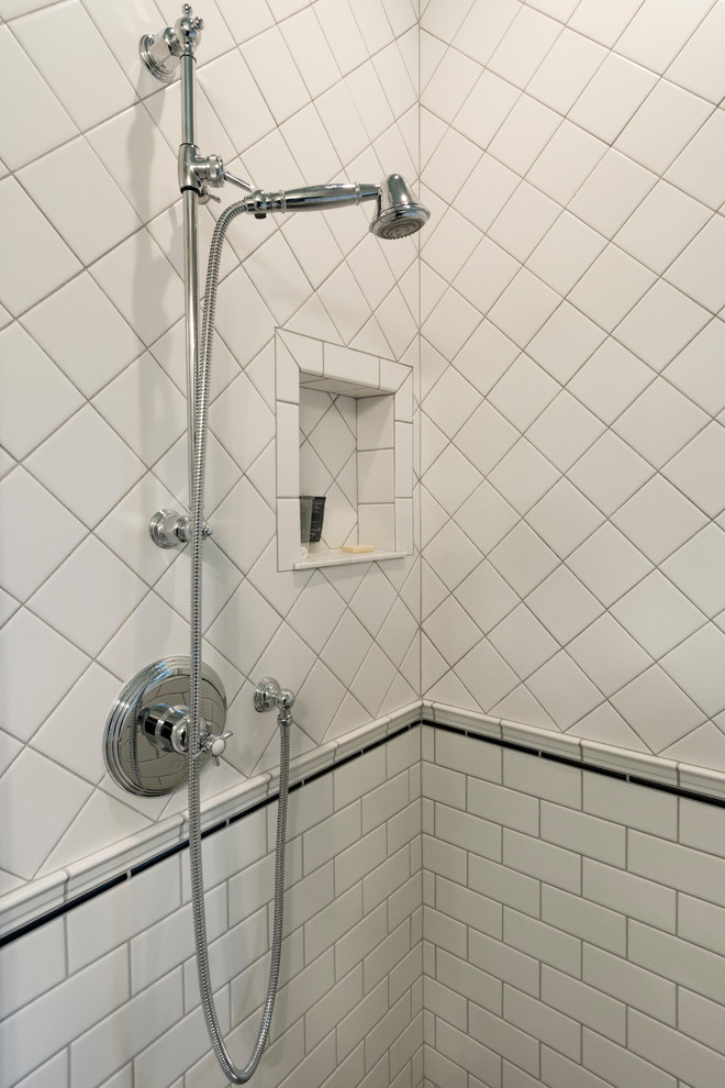 Kleines Rustikales Duschbad mit verzierten Schränken, grauen Schränken, Eckdusche, Toilette mit Aufsatzspülkasten, weißen Fliesen, Keramikfliesen, grauer Wandfarbe, Marmorboden, Aufsatzwaschbecken, weißem Boden und Falttür-Duschabtrennung in Seattle