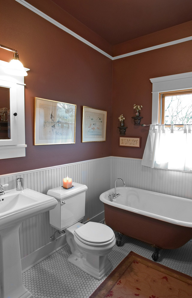 Cette image montre une salle de bain principale craftsman avec un lavabo de ferme, une baignoire sur pieds, WC séparés, un carrelage blanc, des carreaux de céramique, un mur marron et un sol en carrelage de céramique.