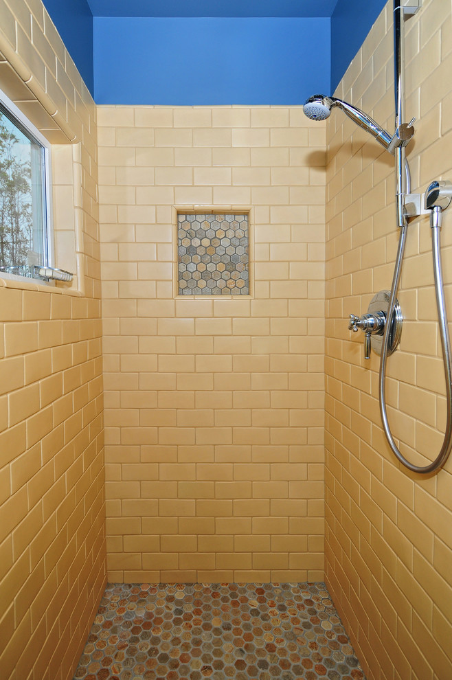 Exempel på ett amerikanskt badrum med dusch, med ett piedestal handfat, en dusch i en alkov, en toalettstol med separat cisternkåpa, flerfärgad kakel, keramikplattor, blå väggar och skiffergolv