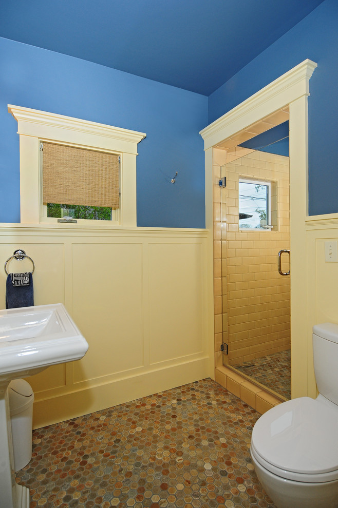 Idéer för att renovera ett amerikanskt badrum med dusch, med ett piedestal handfat, en dusch i en alkov, en toalettstol med separat cisternkåpa, flerfärgad kakel, stenkakel, blå väggar och skiffergolv
