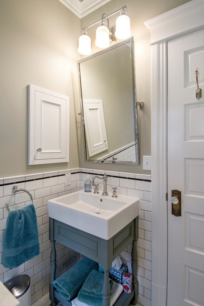 Свежая идея для дизайна: маленькая ванная комната в стиле кантри с фасадами островного типа, серыми фасадами, угловым душем, унитазом-моноблоком, белой плиткой, керамической плиткой, серыми стенами, мраморным полом, душевой кабиной, настольной раковиной, белым полом и душем с распашными дверями для на участке и в саду - отличное фото интерьера