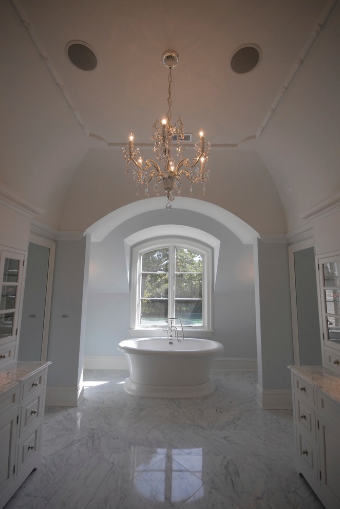 Пример оригинального дизайна: большая главная ванная комната в классическом стиле с фасадами в стиле шейкер, белыми фасадами, отдельно стоящей ванной, угловым душем, унитазом-моноблоком, белой плиткой, плиткой из листового камня, белыми стенами, мраморным полом, монолитной раковиной и мраморной столешницей