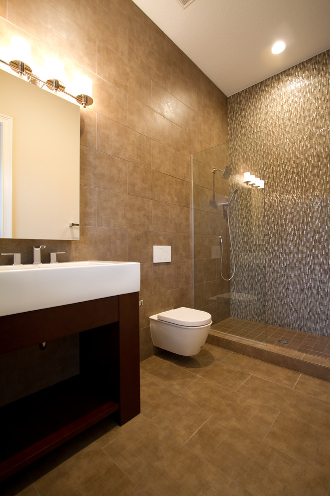 На фото: ванная комната среднего размера в стиле модернизм с фасадами островного типа, коричневыми фасадами, открытым душем, инсталляцией, коричневой плиткой, керамогранитной плиткой, коричневыми стенами, полом из керамогранита и столешницей из искусственного камня с