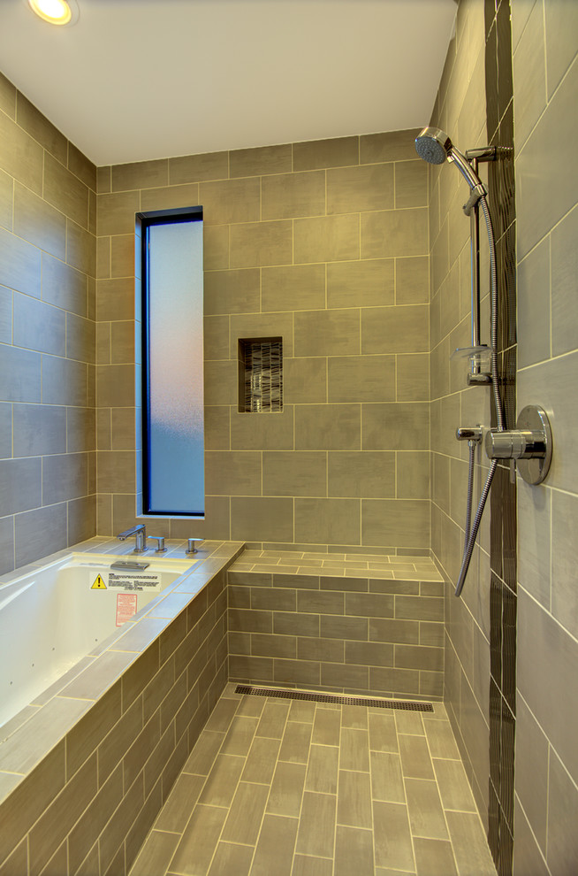 Inspiration för ett stort funkis en-suite badrum, med släta luckor, ett badkar i en alkov, våtrum, grå kakel, porslinskakel, klinkergolv i porslin, ett undermonterad handfat, bänkskiva i kvarts och dusch med gångjärnsdörr