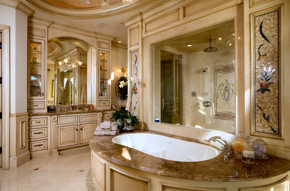 Großes Klassisches Badezimmer mit beigen Schränken, Granit-Waschbecken/Waschtisch, Unterbauwanne, offener Dusche, beigen Fliesen, beiger Wandfarbe und Marmorboden in Orange County