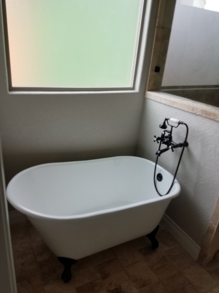 Exemple d'une douche en alcôve principale chic en bois foncé de taille moyenne avec un placard à porte shaker, une baignoire sur pieds, WC à poser, un carrelage beige, un carrelage marron, des carreaux de céramique, un mur gris, un sol en carrelage de céramique, un lavabo encastré et un plan de toilette en granite.