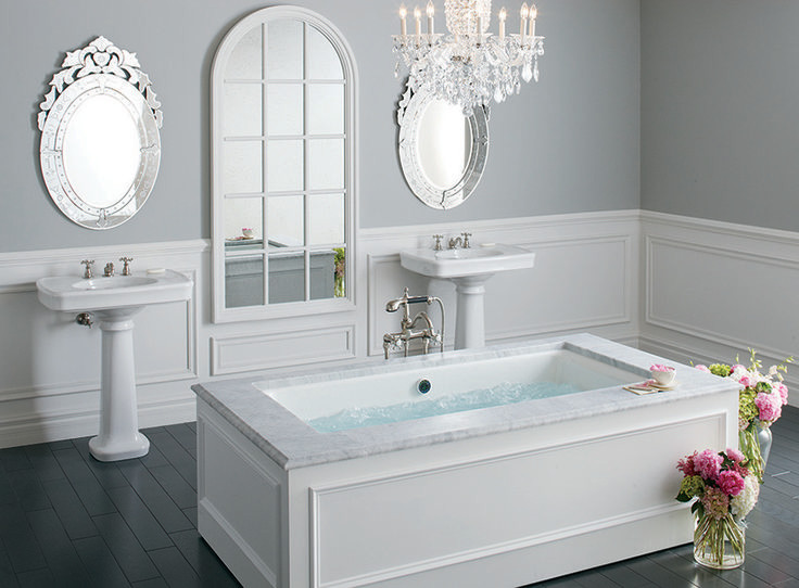 Ispirazione per una grande stanza da bagno padronale tradizionale con lavabo a consolle, vasca freestanding, pareti blu, parquet scuro e pavimento nero
