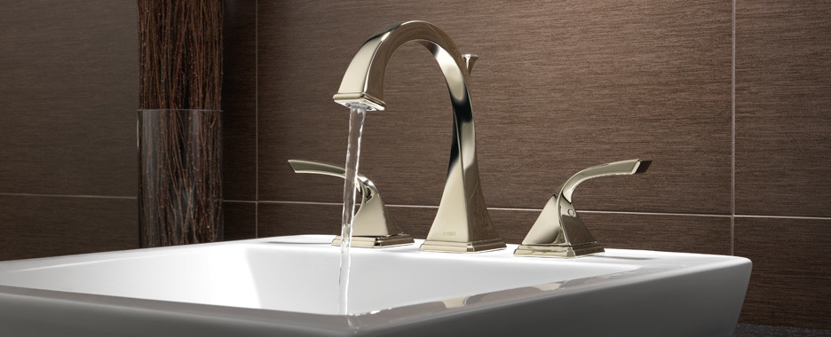 Стильный дизайн: большая главная ванная комната в современном стиле с отдельно стоящей ванной, коричневыми стенами и темным паркетным полом - последний тренд
