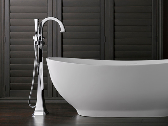 Immagine di una grande stanza da bagno padronale minimal con vasca freestanding, pareti marroni, parquet scuro e pavimento marrone