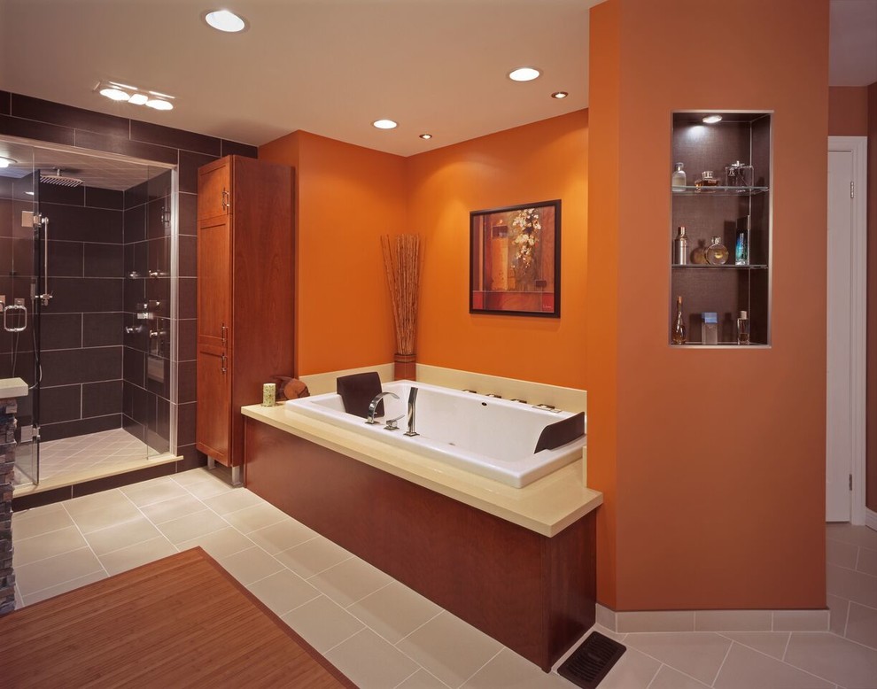 Idées déco pour une grande douche en alcôve principale contemporaine en bois brun avec un placard à porte shaker, une baignoire posée, WC à poser, un carrelage noir, un carrelage gris, un carrelage blanc, des carreaux de porcelaine, un mur orange, un sol en carrelage de porcelaine, un lavabo posé et un plan de toilette en granite.