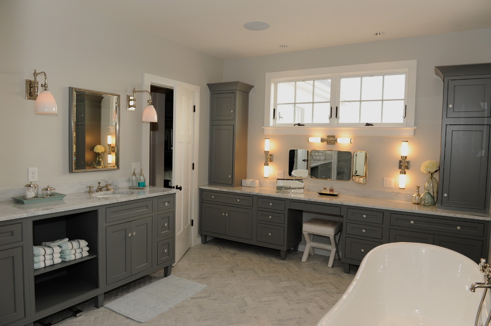 Idéer för ett stort klassiskt en-suite badrum, med luckor med profilerade fronter, grå skåp, ett fristående badkar, en dusch i en alkov, grå kakel, marmorkakel, beige väggar, marmorgolv, ett undermonterad handfat, marmorbänkskiva, grått golv och dusch med gångjärnsdörr