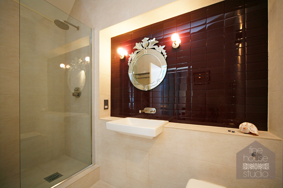 Ispirazione per una grande stanza da bagno padronale minimalista con lavabo sospeso, top piastrellato, doccia doppia, WC monopezzo, piastrelle beige, piastrelle in pietra, pareti bianche e pavimento in travertino