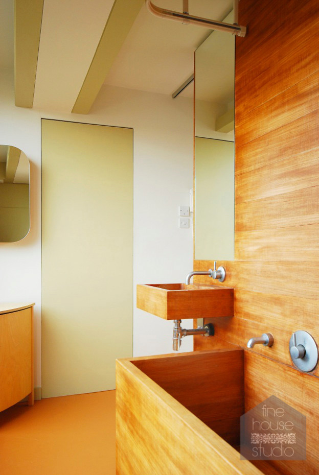 Idéer för stora funkis en-suite badrum, med ett väggmonterat handfat, möbel-liknande, skåp i mellenmörkt trä, träbänkskiva, ett japanskt badkar, vita väggar och linoleumgolv