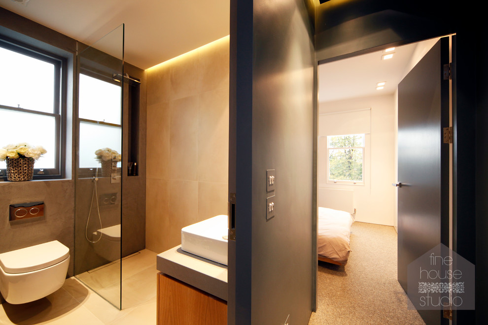 На фото: главная ванная комната среднего размера в стиле модернизм с монолитной раковиной, столешницей из бетона, угловым душем, инсталляцией, серой плиткой, каменной плиткой и серыми стенами с