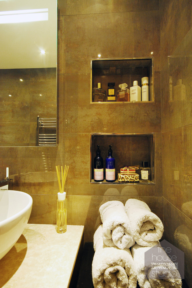 На фото: огромная главная ванная комната в современном стиле с настольной раковиной, столешницей из известняка, открытым душем, инсталляцией, коричневой плиткой, каменной плиткой, коричневыми стенами и полом из известняка с