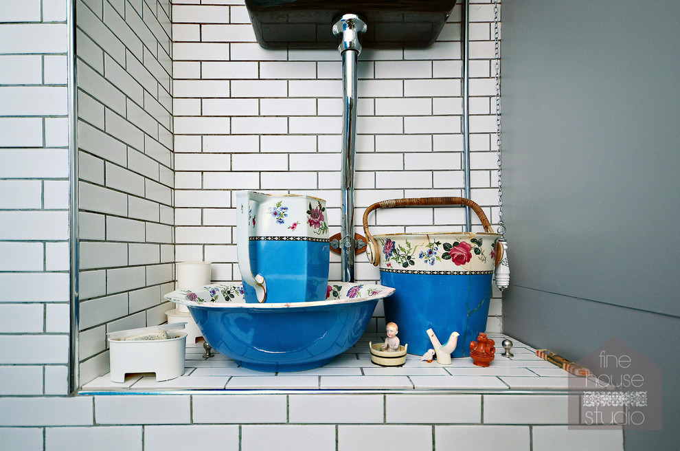 Kleines Stilmix Duschbad mit Wandtoilette mit Spülkasten, weißen Fliesen, Keramikfliesen, weißer Wandfarbe und Keramikboden in Gloucestershire