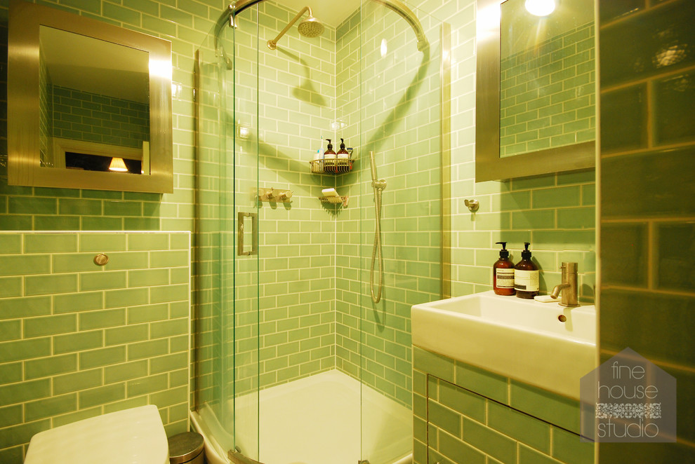 Imagen de cuarto de baño ecléctico pequeño con lavabo integrado, ducha esquinera, sanitario de pared, baldosas y/o azulejos de cerámica, paredes verdes y aseo y ducha