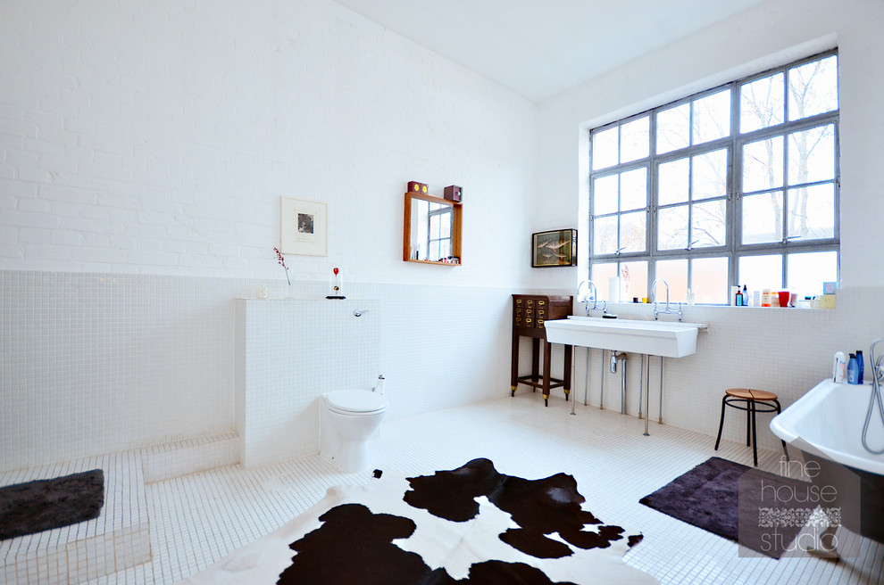 Стильный дизайн: огромная главная ванная комната в стиле лофт с консольной раковиной, фасадами островного типа, темными деревянными фасадами, ванной на ножках, открытым душем, инсталляцией, белой плиткой, керамической плиткой, белыми стенами и полом из мозаичной плитки - последний тренд
