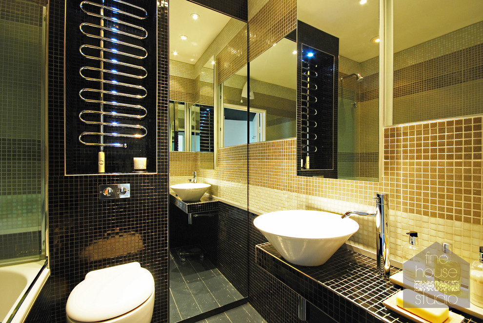 Пример оригинального дизайна: маленькая ванная комната в стиле модернизм с настольной раковиной, столешницей из плитки, инсталляцией, черной плиткой, плиткой мозаикой, черными стенами, полом из керамической плитки и душевой кабиной для на участке и в саду