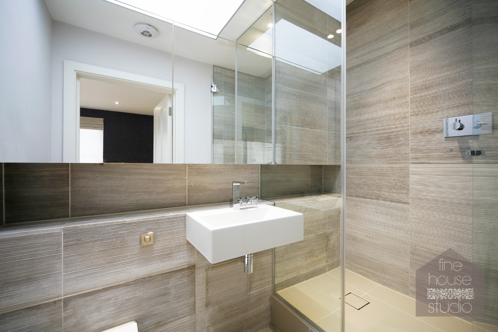 Inspiration för små moderna badrum med dusch, med ett väggmonterat handfat, släta luckor, en dubbeldusch, en toalettstol med hel cisternkåpa, beige kakel, stenkakel och grå väggar